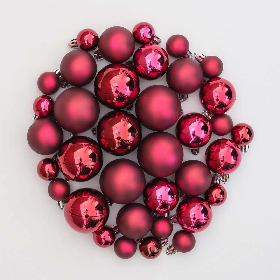 36 Kleine Kunststof Kerstballen Bordeauxrood In Koker