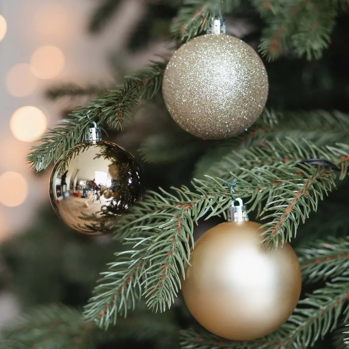 12 Kunststof Kerstballen Lichtgoud 7 Cm