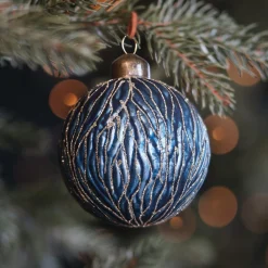 Blauwe Kerstbal Met Organische Reliëflijntjes