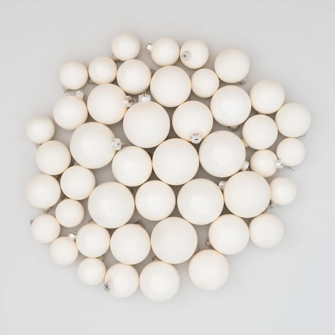 Elegante Wolwitte Kerstballenset 44 Stuks In Handige Box