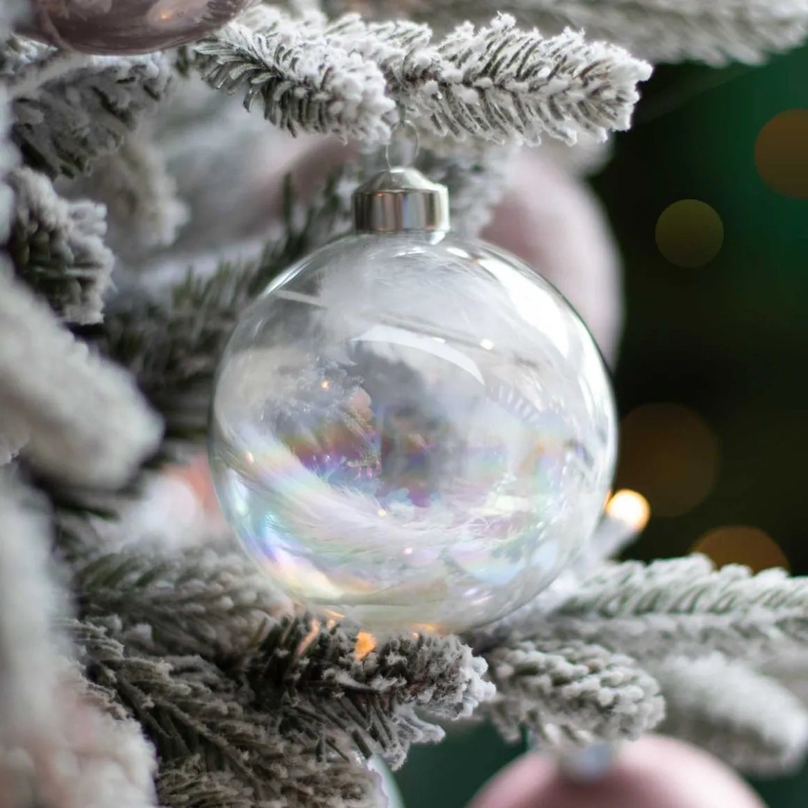 Glazen Kerstbal Gevuld Met Witte Veren | 8 Cm