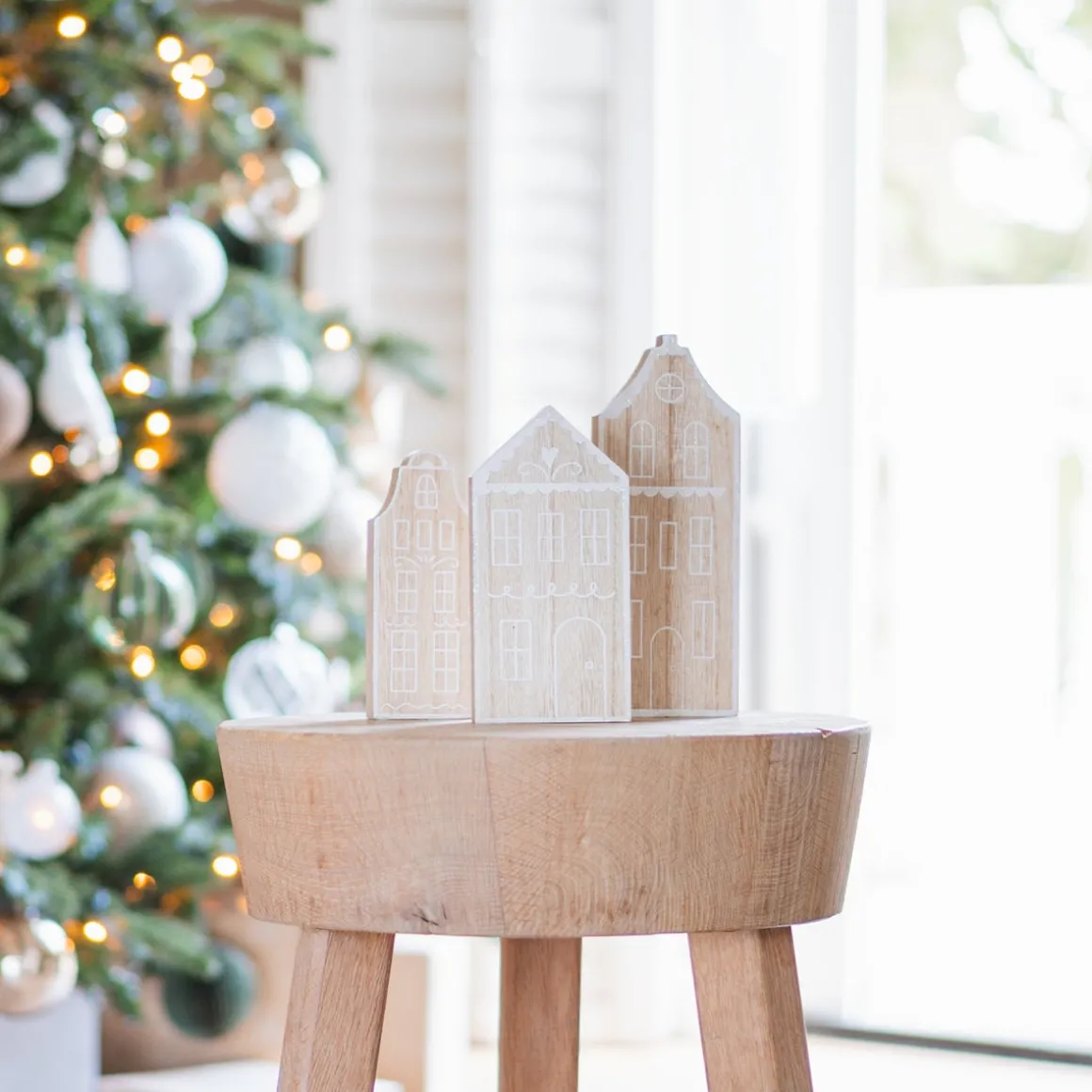 Houten Huisje Met Iriserend Sneeuweffect