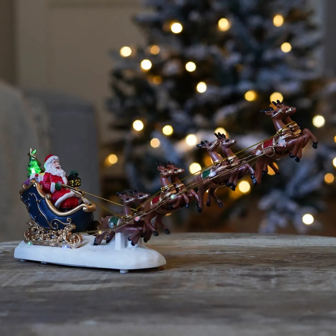 Kerstdorp Kerstman Met Rendieren | Led-verlichting | 36cm Lang