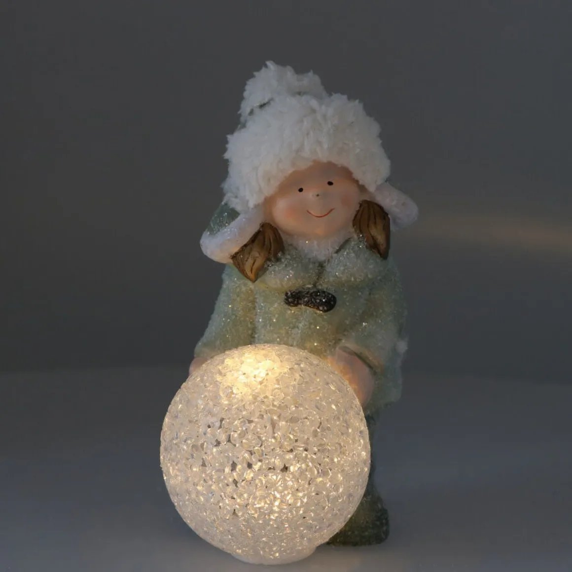 LED Meisje Met Sneeuwbal | 24 Cm | Aardewerk