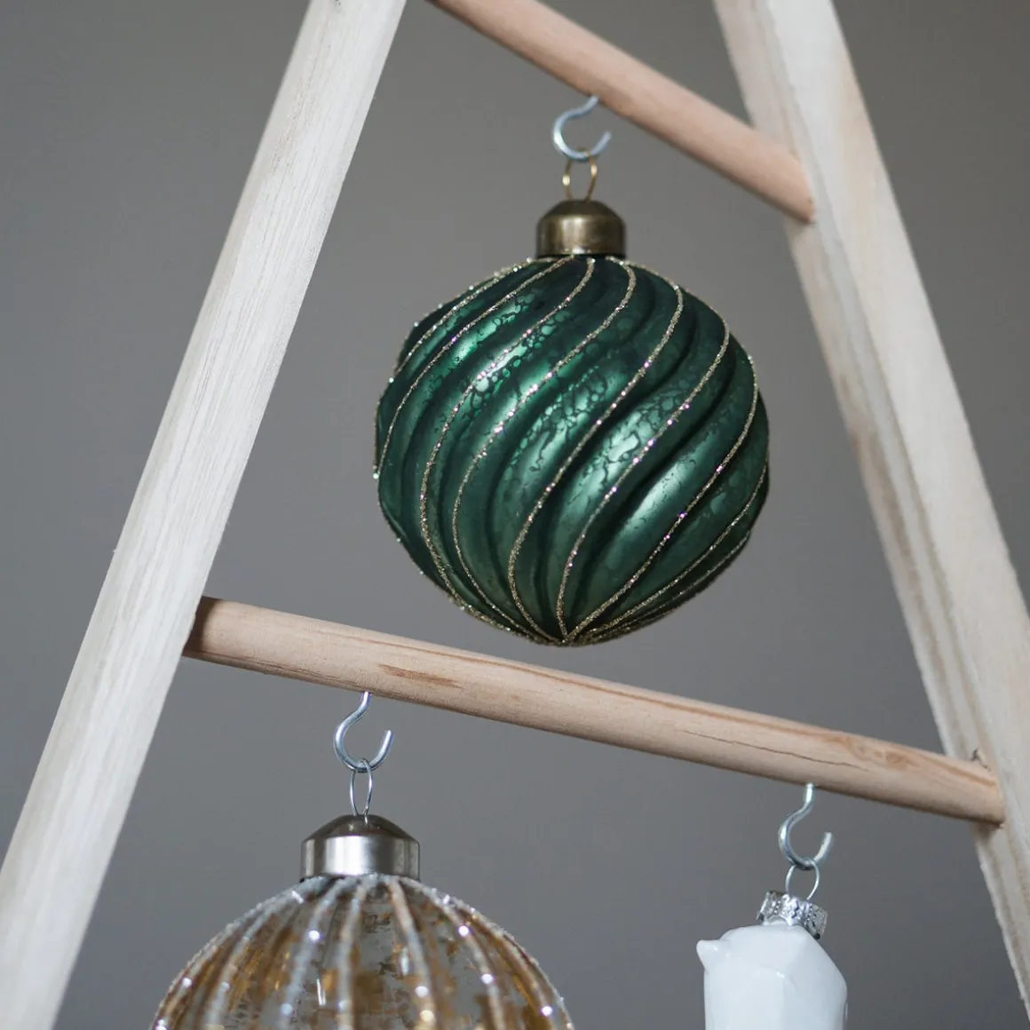 Luxe Kerstbal Antiek Swirl | Glas | Groen-goud | 8cm