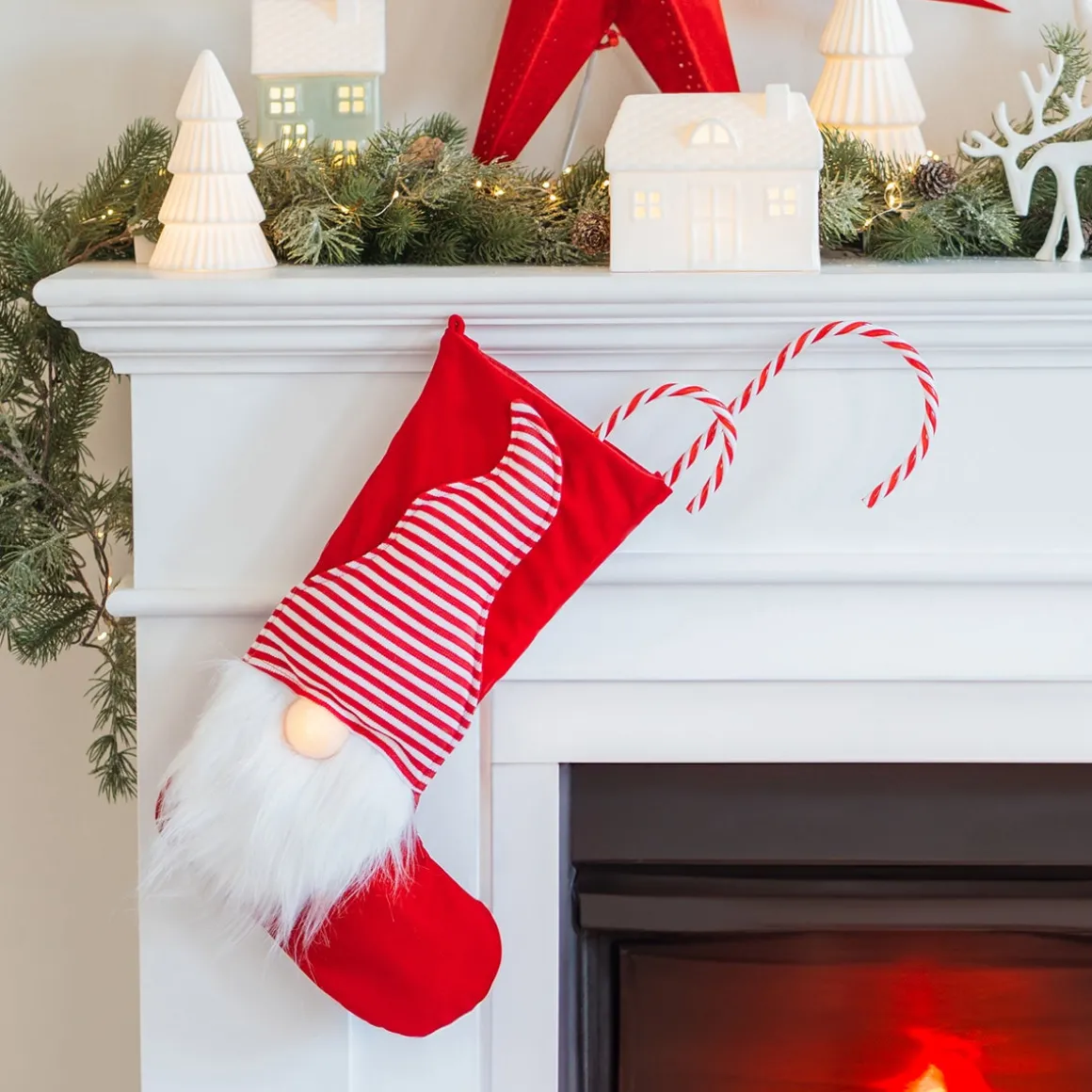 Rode Kerstsok Versierd Met Gnoom