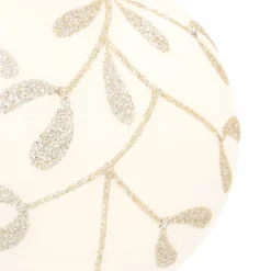 Serene Wolwitte Kerstbal Voor Scandinavische Stijl