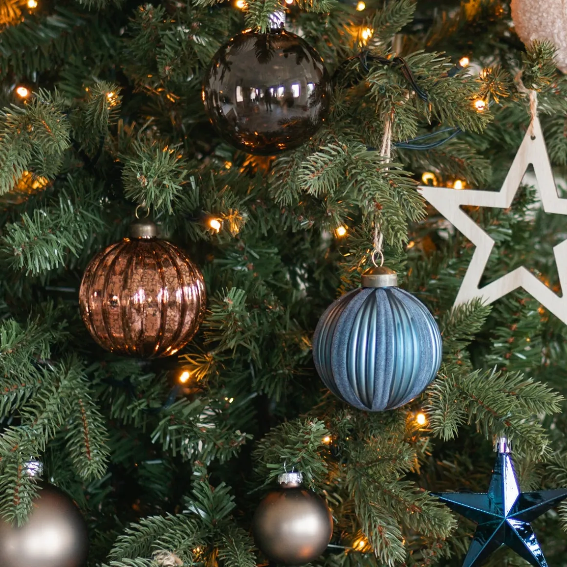 Stijlvolle Blauwe Kerstbal Met Vilten Strepen