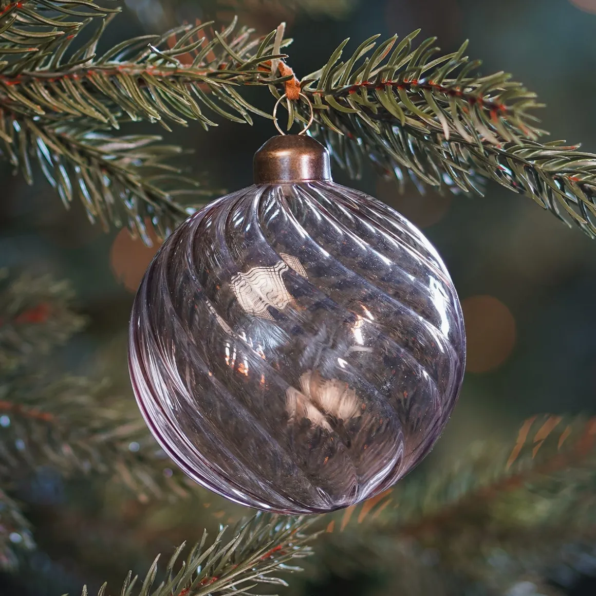 Taupe Kerstbal Met Elegante Swirls