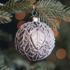 Taupe Kerstbal Met Natuurlijk Blaadjesmotief