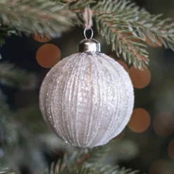 Witte Craquelé Kerstbal Met Glitterstrepen