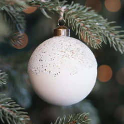 Witte Kerstbal Met Dauwdruppels En Glitters