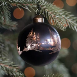 Zwarte Kerstbal Met Uitgesneden Winterlandschap